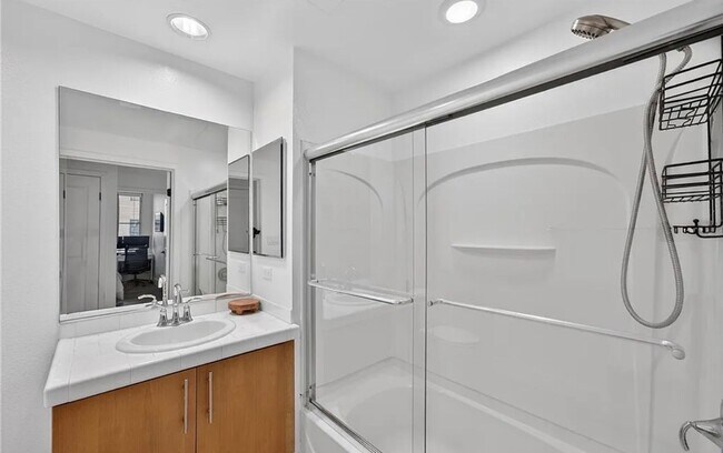 Building Photo - **150 The Promenade N #415 Long Beach** Upstairs Spacious 2 bedroom 2 bath !!2 weeks free OAC!!