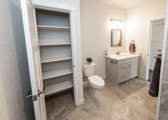 Building Photo - End Unit Townhome in Mountain Shadows near...