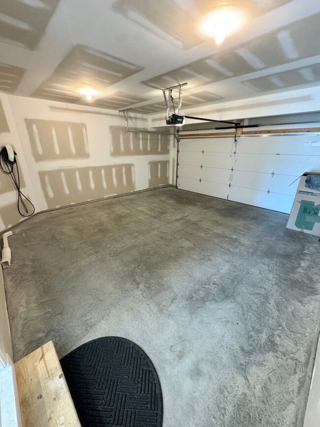 Building Photo - Newer Construction THREE BEDROOM/2.5 BATH ...