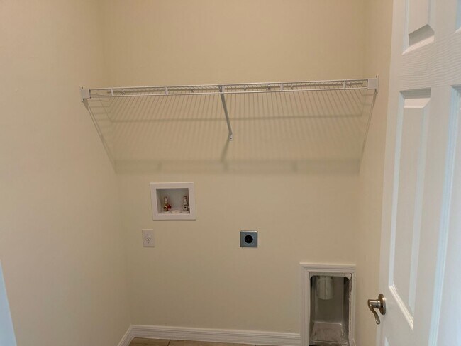 Building Photo - Stunning and spacious Single Family Home!