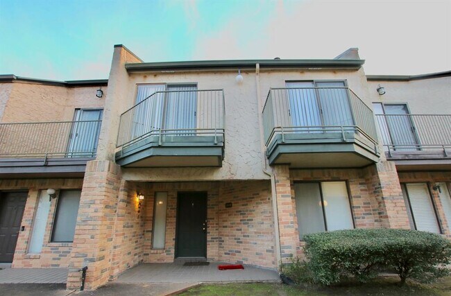 Building Photo - 3808 Landmark Dr