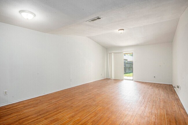 Building Photo - 6819 W Cleburne Rd