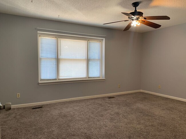 Building Photo - Renovated Townhome Near UNC, Downtown, fle...