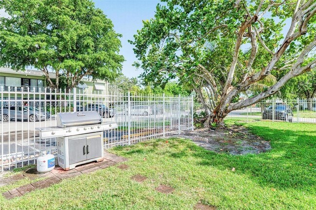 Building Photo - 1900 NE 8th Ct