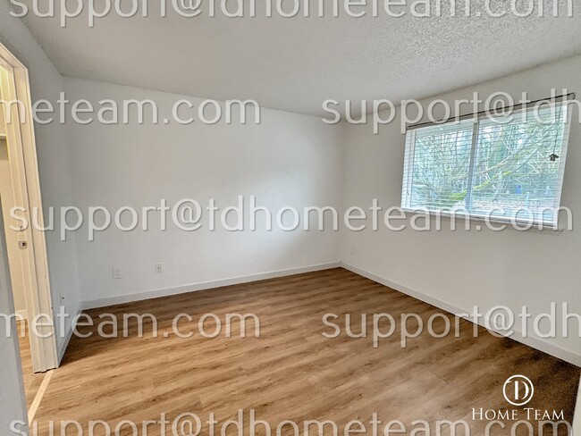 Building Photo - "Charming 2-Bed Gem in Tacoma - Cozy Living"