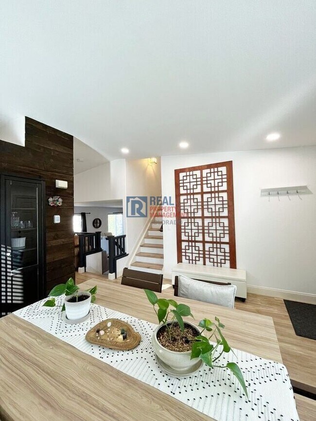 Building Photo - 9597 Fox Den Dr