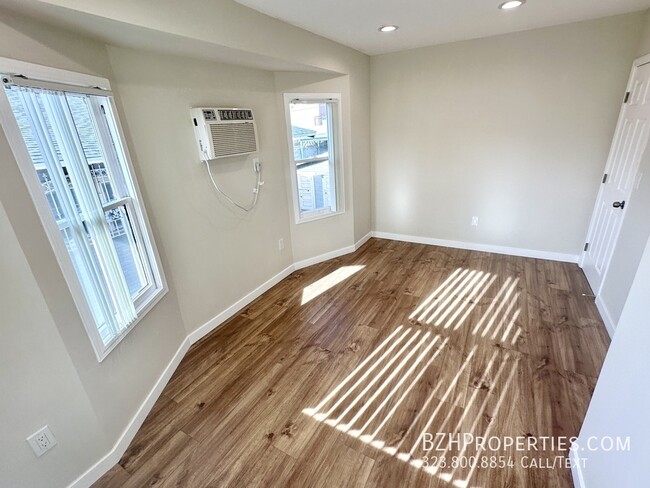 Building Photo - Light-Filled Renovated 2Bed 1Bath In Prime...