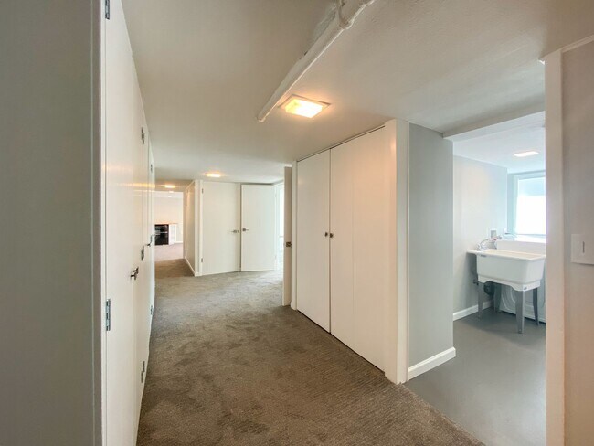 Building Photo - Stunning Mid-Century Home with Spectacular Southerly Views in Sought-After Terwilliger Heights!