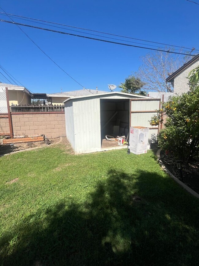 Building Photo - Home with a Cabin Style Family room and backyard Oasis