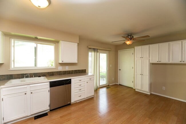 Building Photo - Great 4 bedroom Ranch style home!