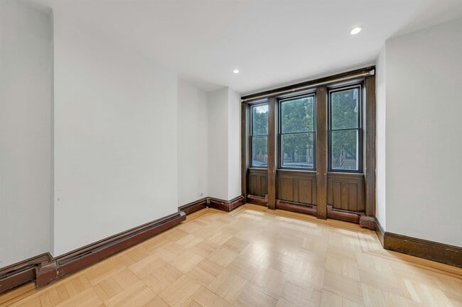 Building Photo - 722 27th St