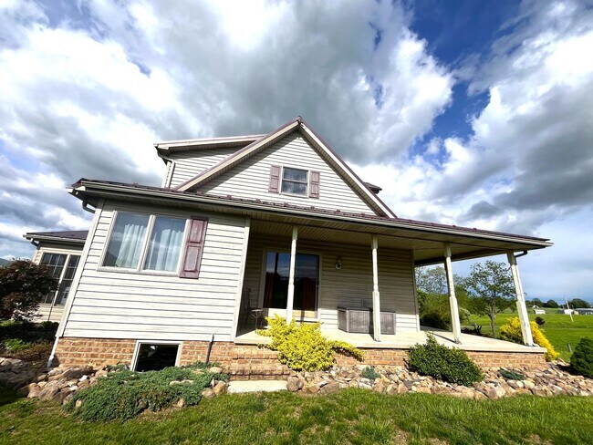 Building Photo - Spacious 4BR/3.5BA Single Family Home on 2...