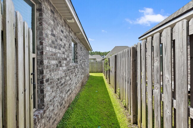 Building Photo - 212 Blaze Blvd