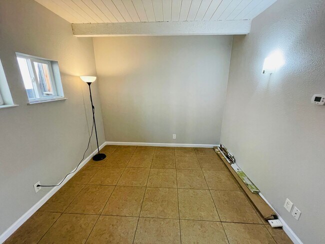 Building Photo - Pet friendly 1 bedroom unit with washer/dr...