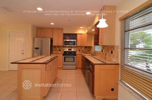 Building Photo - 138 SW 48th Terrace