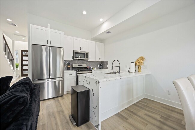 Building Photo - 964 Lucky St