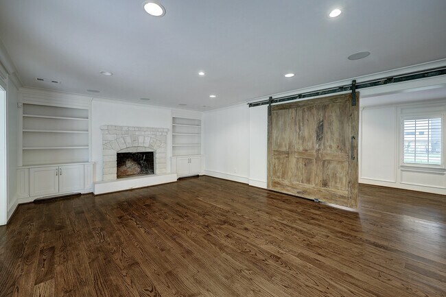 Building Photo - 14123 Carolcrest Cir