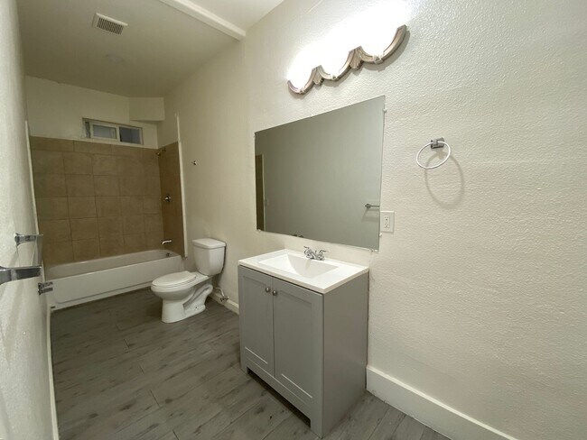 Building Photo - One Bedroom Apartment in Downtown Stockton