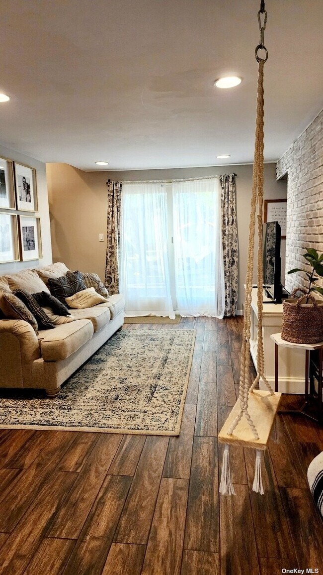 Building Photo - 350 Linden St