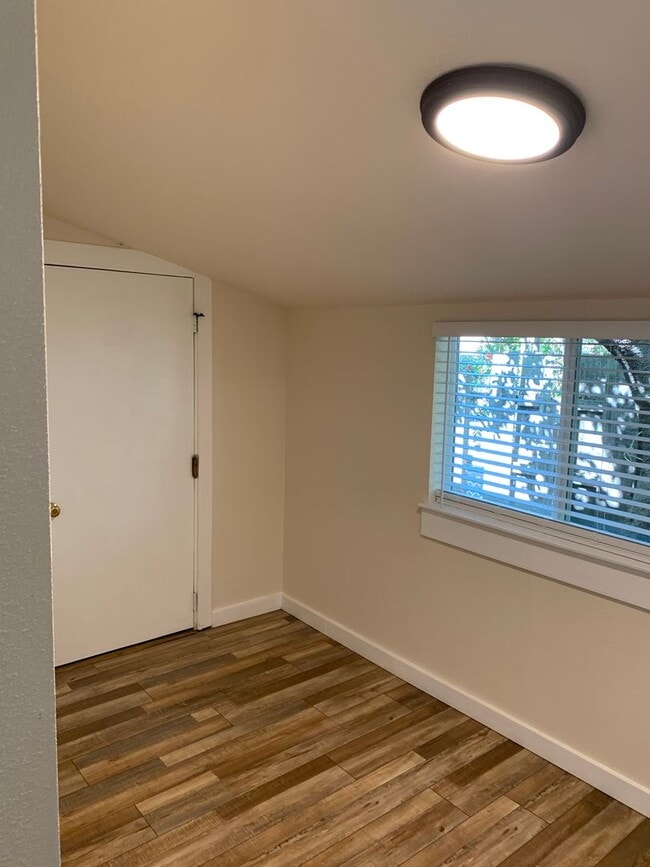 Building Photo - Cozy 2 Bedroom