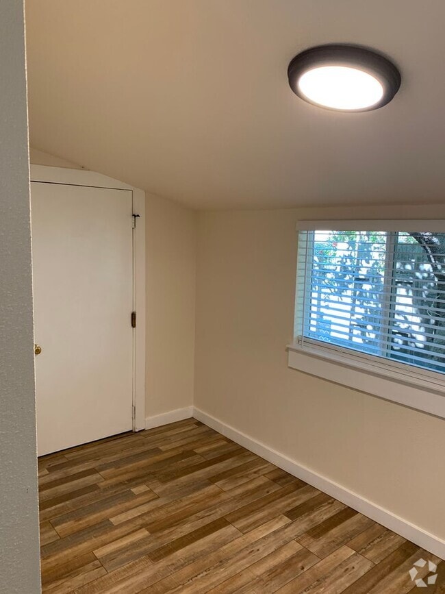 Building Photo - Remodeled/ private setting