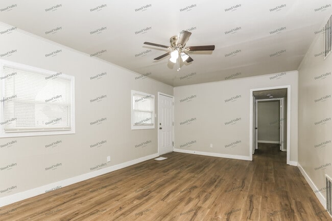 Building Photo - 869 S Maple Ave