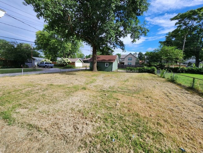 Building Photo - Spacious 5-Bedroom, 2-Bathroom Home AVAILA...