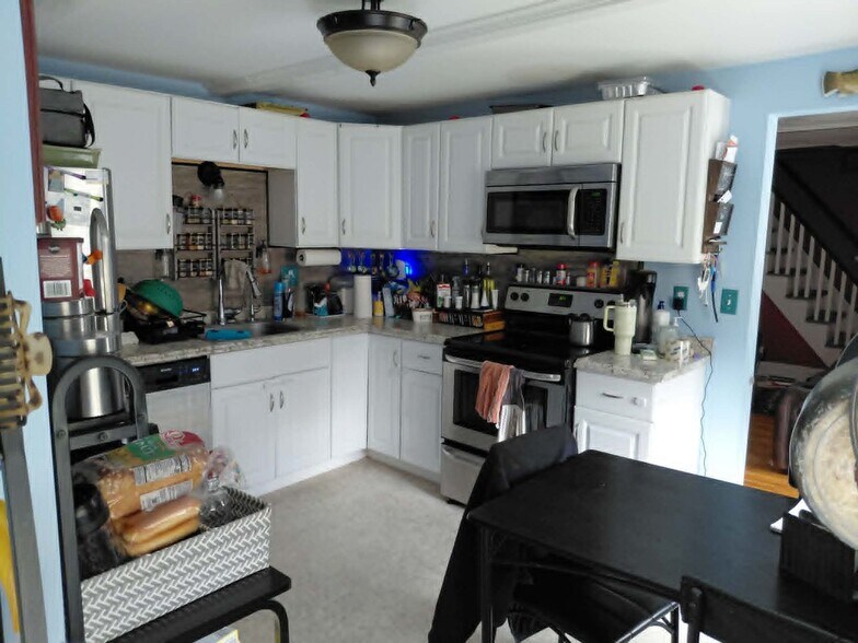 Building Photo - 82 Main St