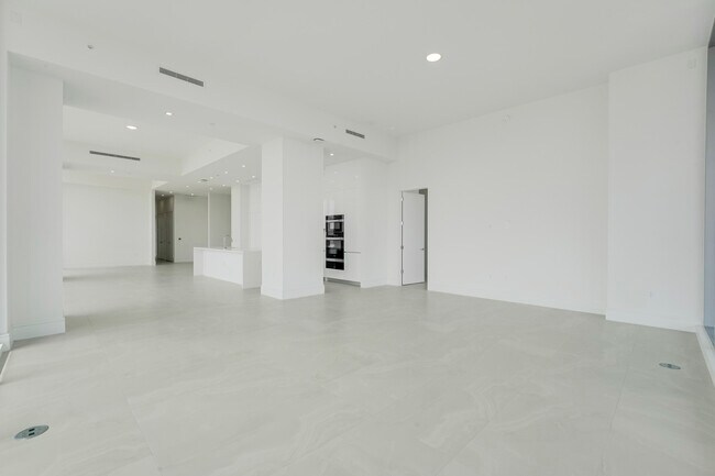 Building Photo - 220 Lake Shore Dr