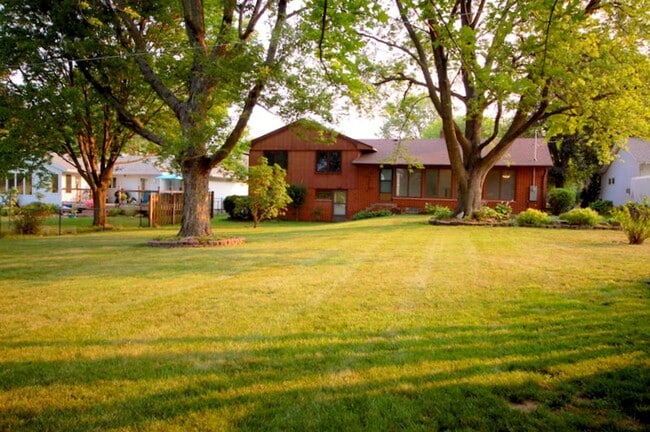 Building Photo - 3 Bedroom 2 Bathroom 2 Stall Attached Garage - Boone Iowa