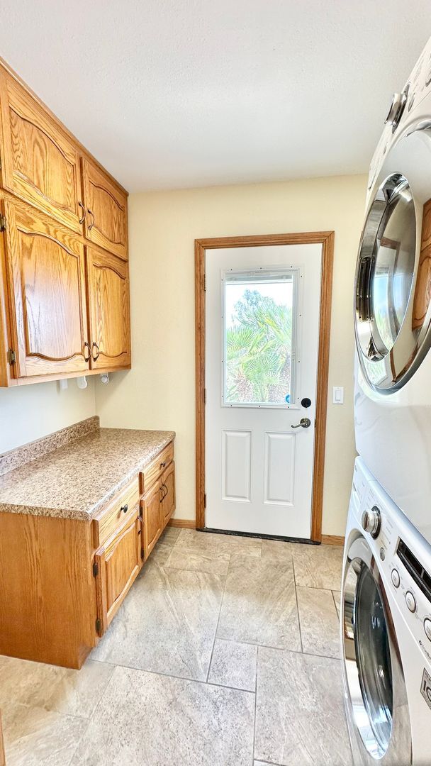 Building Photo - Amazing Location & Sprawling Country Living at its Very Best in this Beautiful Single-Story Home ...