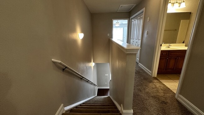 Building Photo - 1585 Crescent Hills Dr