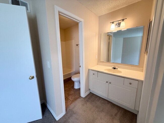 Building Photo - Beautiful Ground-Floor 2 Bedroom, 2 Bathro...
