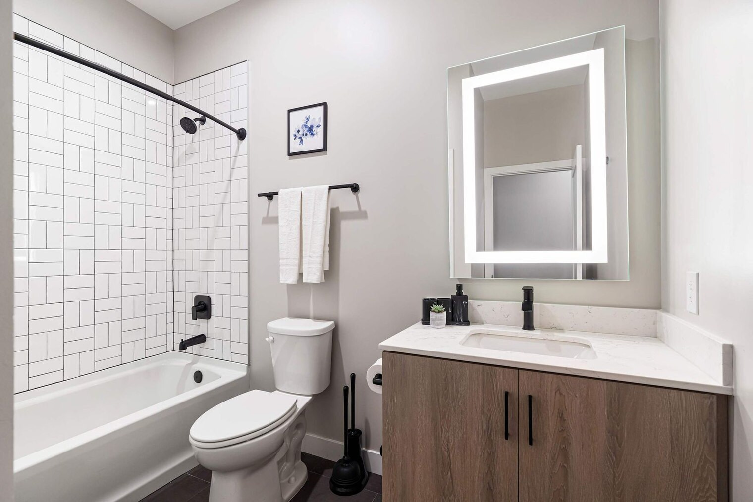 Building Photo - 205 W 4th St