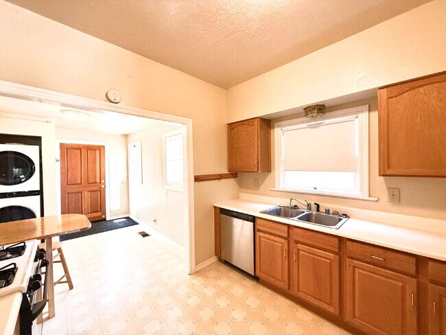 Building Photo - Charming 3-Bedroom Home with Yard – Conven...