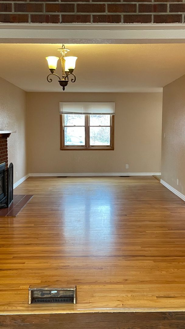 Building Photo - Spacious 4-Bedroom with Mountain Views & U...