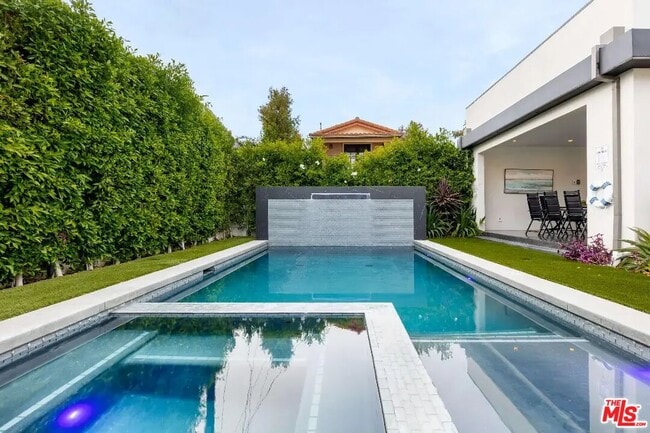 Building Photo - 6201 Lindenhurst Ave