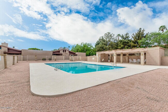 Building Photo - 2705 E Cactus Rd