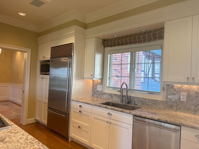 Building Photo - Exceptional 3 bed, 3 bath in Houghton Kirk...
