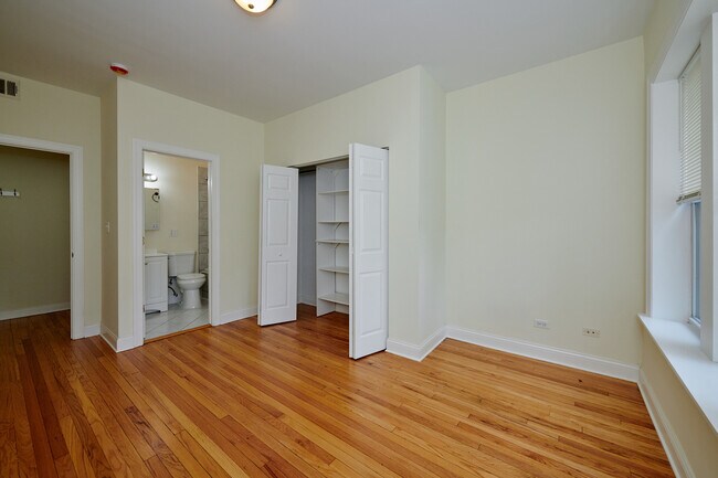 Building Photo - 7209 N Damen Ave