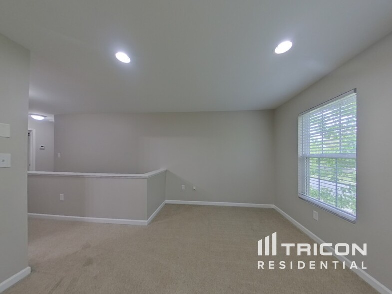 Building Photo - 2426 Highland Park Dr