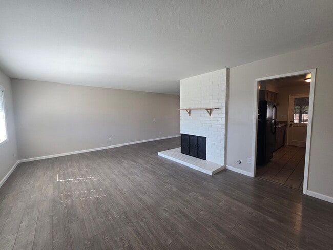 Building Photo - Charming Single Story Home