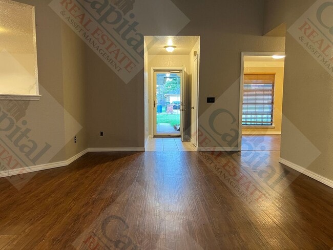 Building Photo - Charming 3 Bedroom