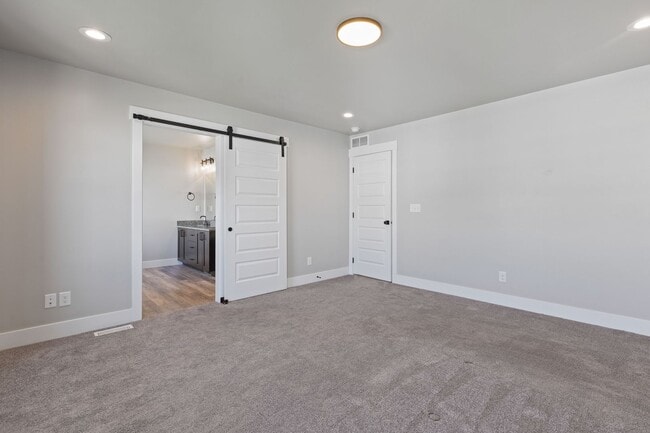 Building Photo - AMMON 3 BED 2 BATH TOWNHOME WITH 2 STALL G...