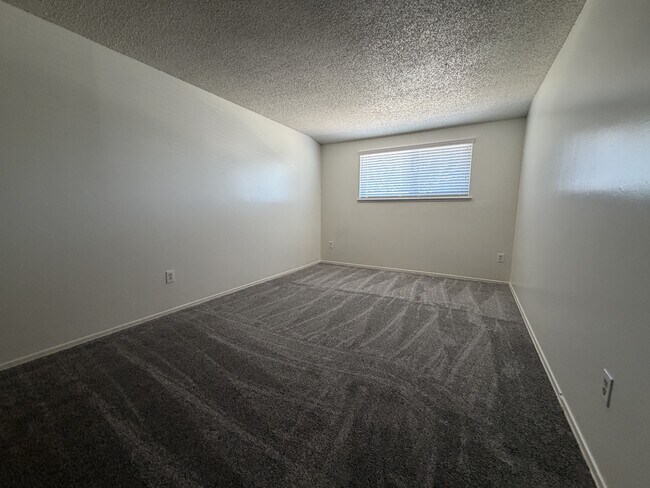 Building Photo - 15176 Oakwood Ln