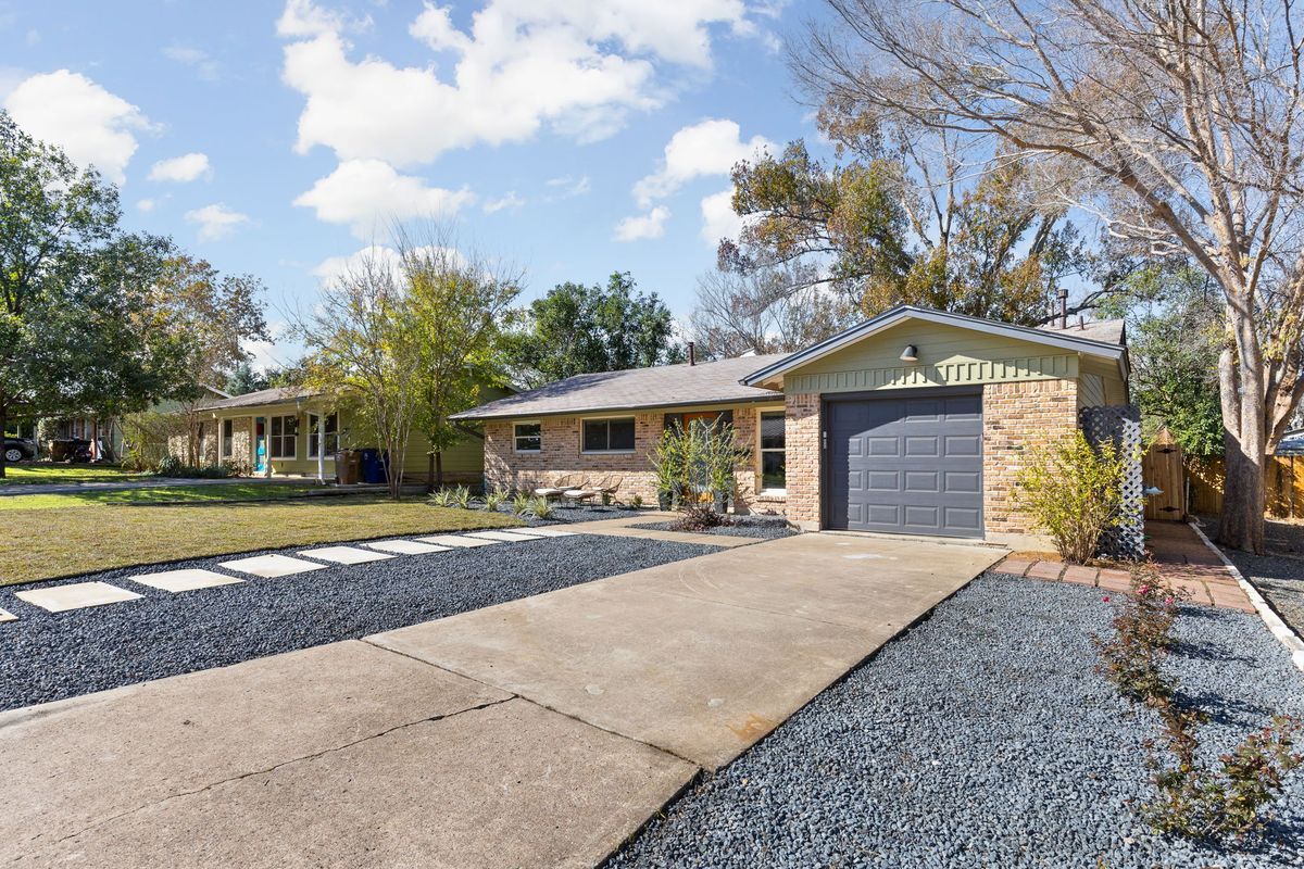 Building Photo - 2704 Nottingham Ln