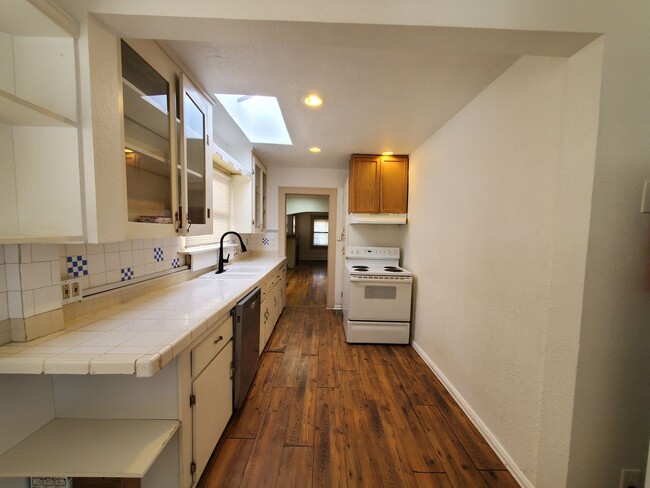 Building Photo - 4 bedroom 2 Bath Duplex for Rent. GREAT LO...