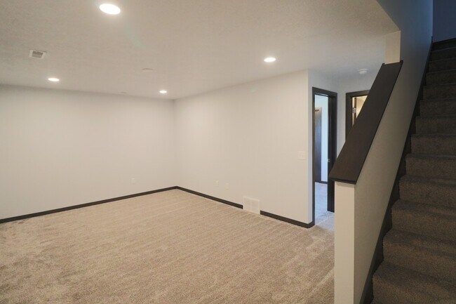 Building Photo - Amazing 4 Bedroom 3.5 Bathroom Townhome in Sioux Falls