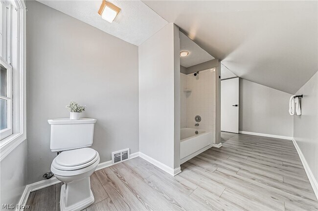 Building Photo - 24111 Edgehill Dr