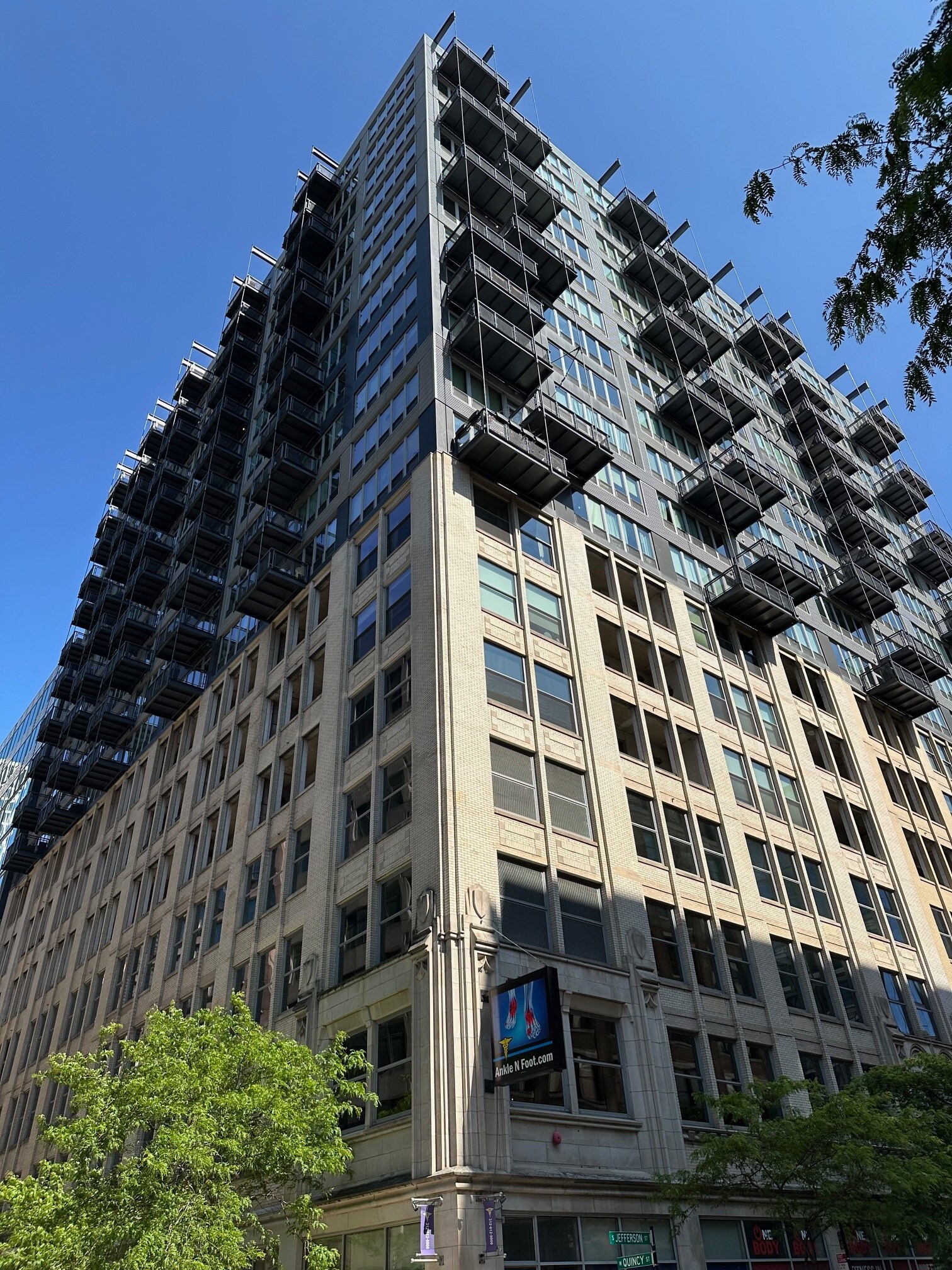 Building Photo - 565 W Quincy St